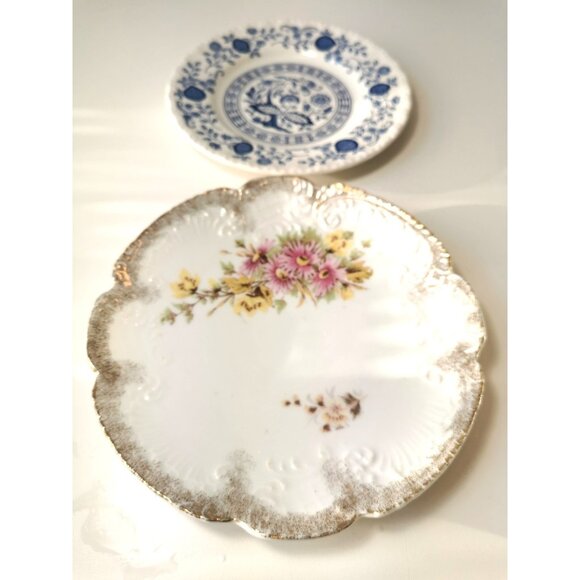 Collector plates 2: Enoch Wedgewood Tunstall blue onion 6 1/8", Unknown 6.75 " - Picture 2 of 9